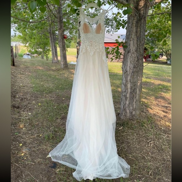 NEW Lucent Bridal gown. Bridal size 8 - Picture 6 of 6